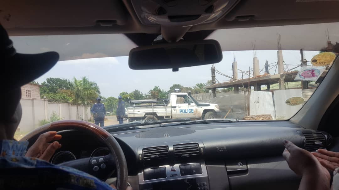abelamundala's tweet photo. Les cadres de @Ensemble_MK #Katanga sont arrêtés sur les avenues qui mènent chez le Coordonateur Régional #KyunguWaKumwanza! La police a encerclé sa résidence pour empêcher la tenue d'une réunion des proches du président @moise_katumbi. Il nous faut #AGIR face à cette dictature. https://t.co/yUYwDv0EtH