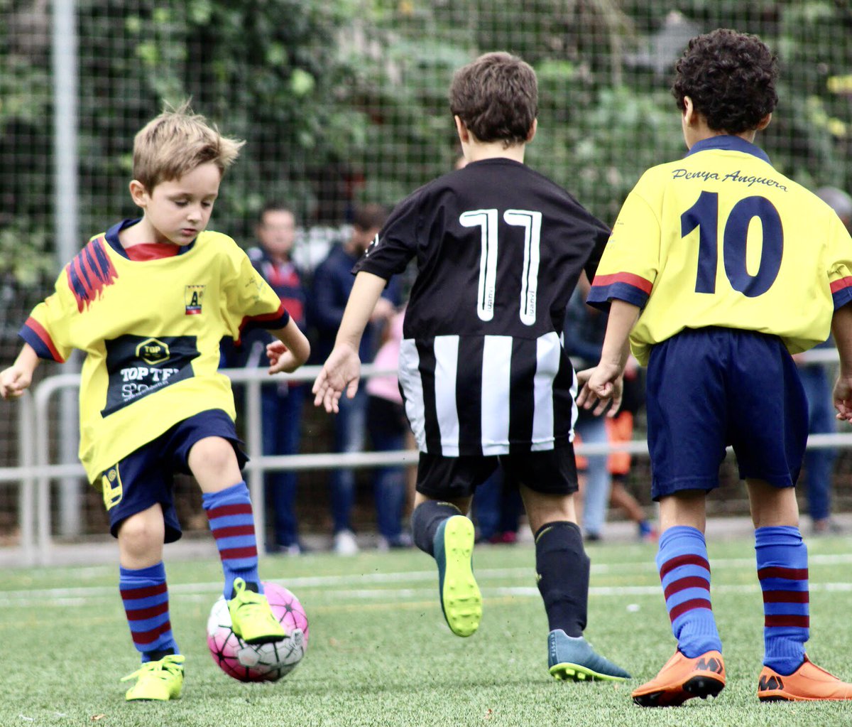 pbanguera's tweet photo. PREBE C |
🔊 Els nostres han perdut davant un molt bon rival. Gran reacció als darrers minuts amb 3 gols! .
Prebe C 3 🆚 6 Montgat
Anem per bon camí! 👏🏻
—
#prebeC #AngueravsMontgat #SomhiPenya https://t.co/UUirW5pAEp