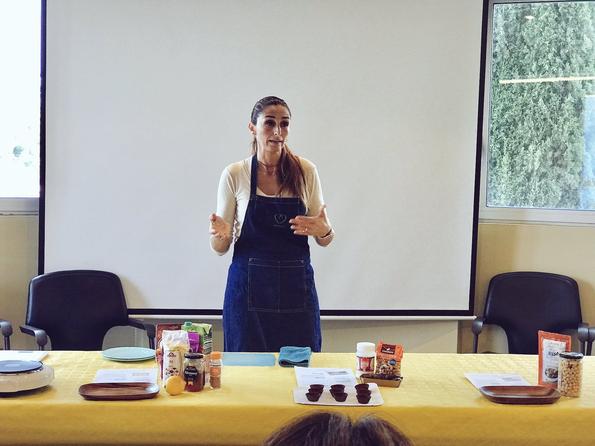 CollsacabraV's tweet photo. Durant el nostre dia a dia és important q ens nutrim, pt menjar cru, pq així mantenim tot el potencial nutritiu. 
Però durant l’activitat física hem de facilitar la digestió: tot cuinat i no integrals. Hem de facilitar-li la digestió al cos! #collsacabraviu #gastronomia https://t.co/uRK2htG54w