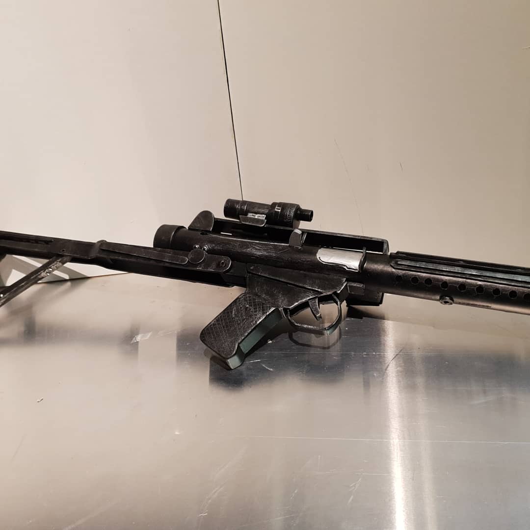 edcurran666's tweet photo. E11 blaster, scratch made from bits and pieces lying around.
#stormtrooper #starwars #edcurran #cosplay https://t.co/HqsEcCx77Y