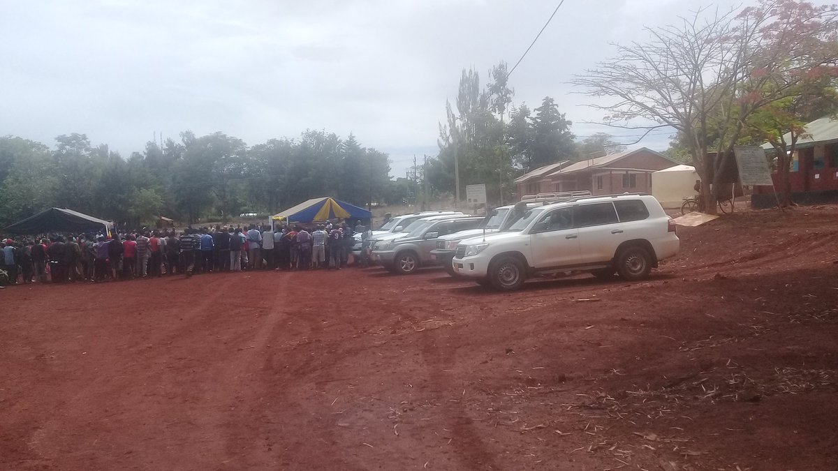 AlkadoAlphonce's tweet photo. WFP kushilikiana na uongozi wa wilaya ya #kibondo walikuwa kwenye ufunguzi rasmi wa uzaji wa mbegu ktk kijiji cha #kitahana Ambapo ni mbegu za Mahindi, mhogo, mbolea, maharagwe, makoti, na mahindi @ruhotola @BitamaDavid @Kajuli_JSK @ayotv_ @ITVTANZANIA @KhadijaMkoto #Chukuahatua https://t.co/yLDMERb6zV