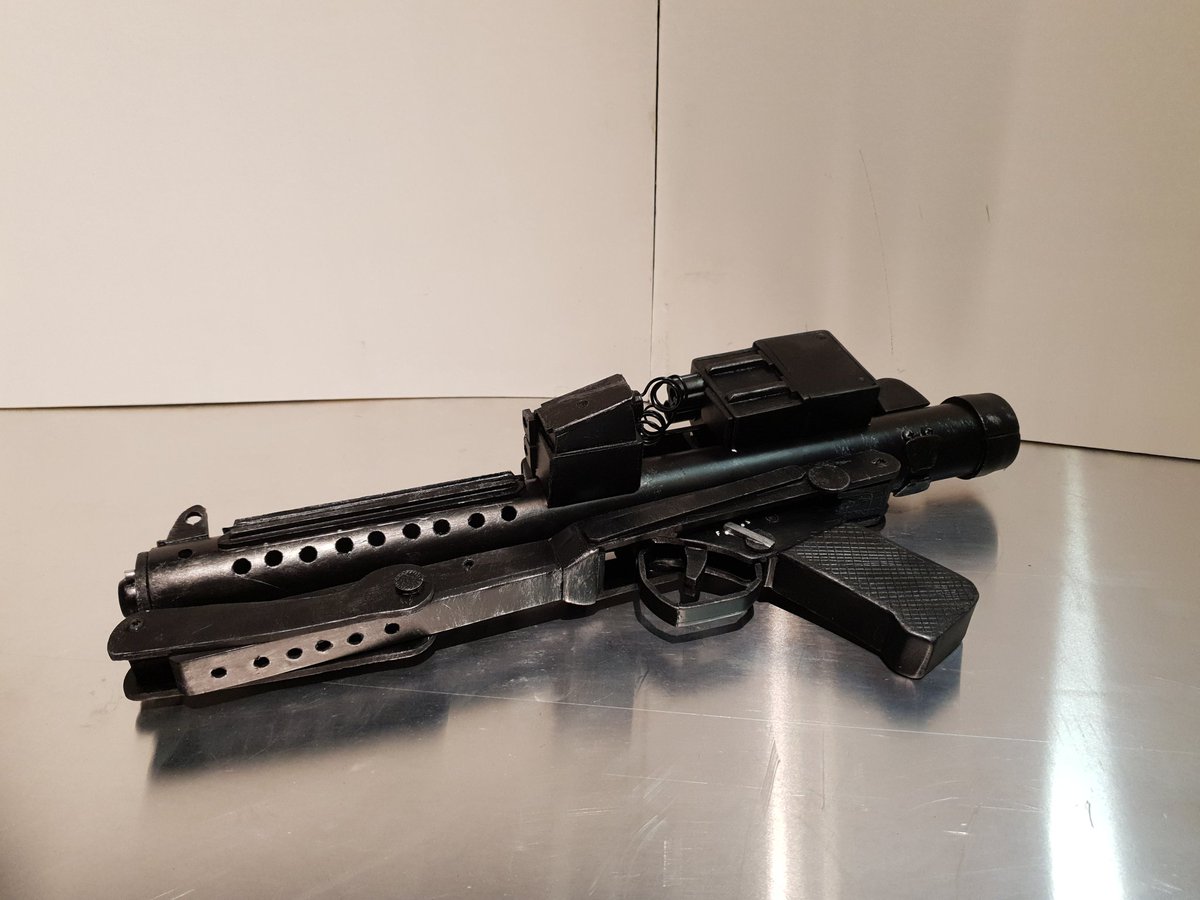 edcurran666's tweet photo. E11 blaster, scratch made from bits and pieces lying around.
#stormtrooper #starwars #edcurran #cosplay https://t.co/HqsEcCx77Y