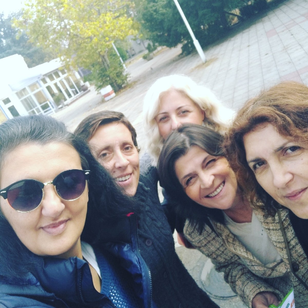 AleksPuskic's tweet photo. 7 standova #sns na nas 1 @pokretslobodnih @Kihot_ex_of nas 5 zena a njihovih 20 grmelja.Klasicno opkoljavanje.Njihovi kordinatori su nam rekli to nam je posao.Jednog dana vam nece biti to posao. Hvala @Aledar989 Radetu Veljanovskom i kolegama iz Tolerancije na zastiti #21blok https://t.co/vGztpfQuTB