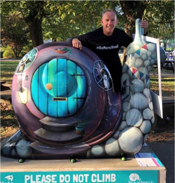 . <a href="/FatboySlim/">Fatboy Slim</a> stopping to pose with my snail during his @snailspacebh <a href="/martletshospice/">Martlets Hospice</a> charity marathon! #BeMoreSnail #FatBoySlow Lovely chap!