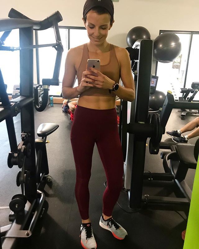 When your nails match your outfit...💁🏻‍♀️
I am absolutely in LOVE with this outfit, and  the leggings are so comfy, I never want to take them off! A massive thank you to @fableticseu 💋 for letting me choose an outfit, they have so many to choose from it … ift.tt/2J8gCBH