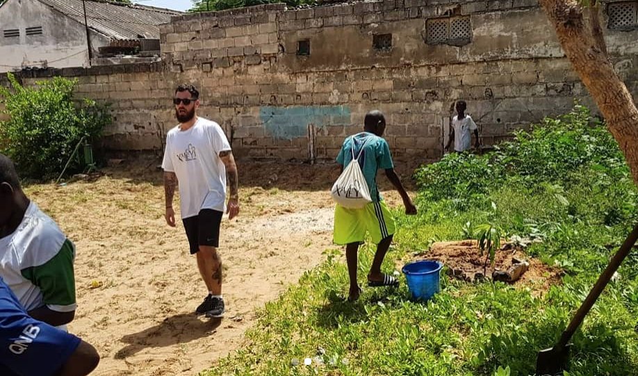 Xaleyi_Asso's tweet photo. Activité potager avec les élèves de l'école El Hadj Ibrahima Beye et @2mainsOfficiel 🌿 #JesoutiensXaleyi #Dakar #DKR #humanitaire #children #education #association #XaleyiAsso #Potager #Blessed #Sénégal #Colobane #Medina #Bonheur https://t.co/ozVMrrEPWL