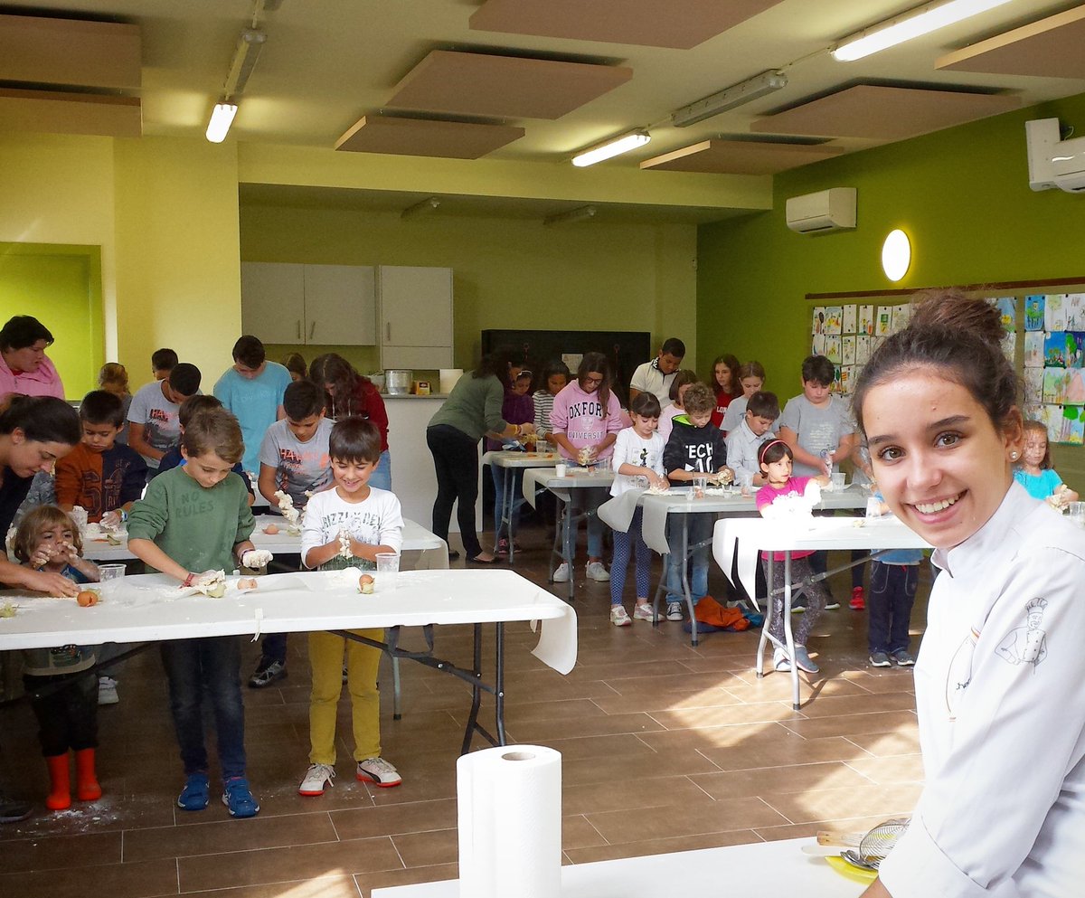 Hoy tengo 40 ayudantes en la feria #Vinoleum de Font-Rubí y vamos a elaborar pasta fresca  para preparar una receta italiana deliciosa: tagliatelle a la amatriciana
#Vinoleum #Fontrubi #penedes #talleresdecocina #masterchefjunior