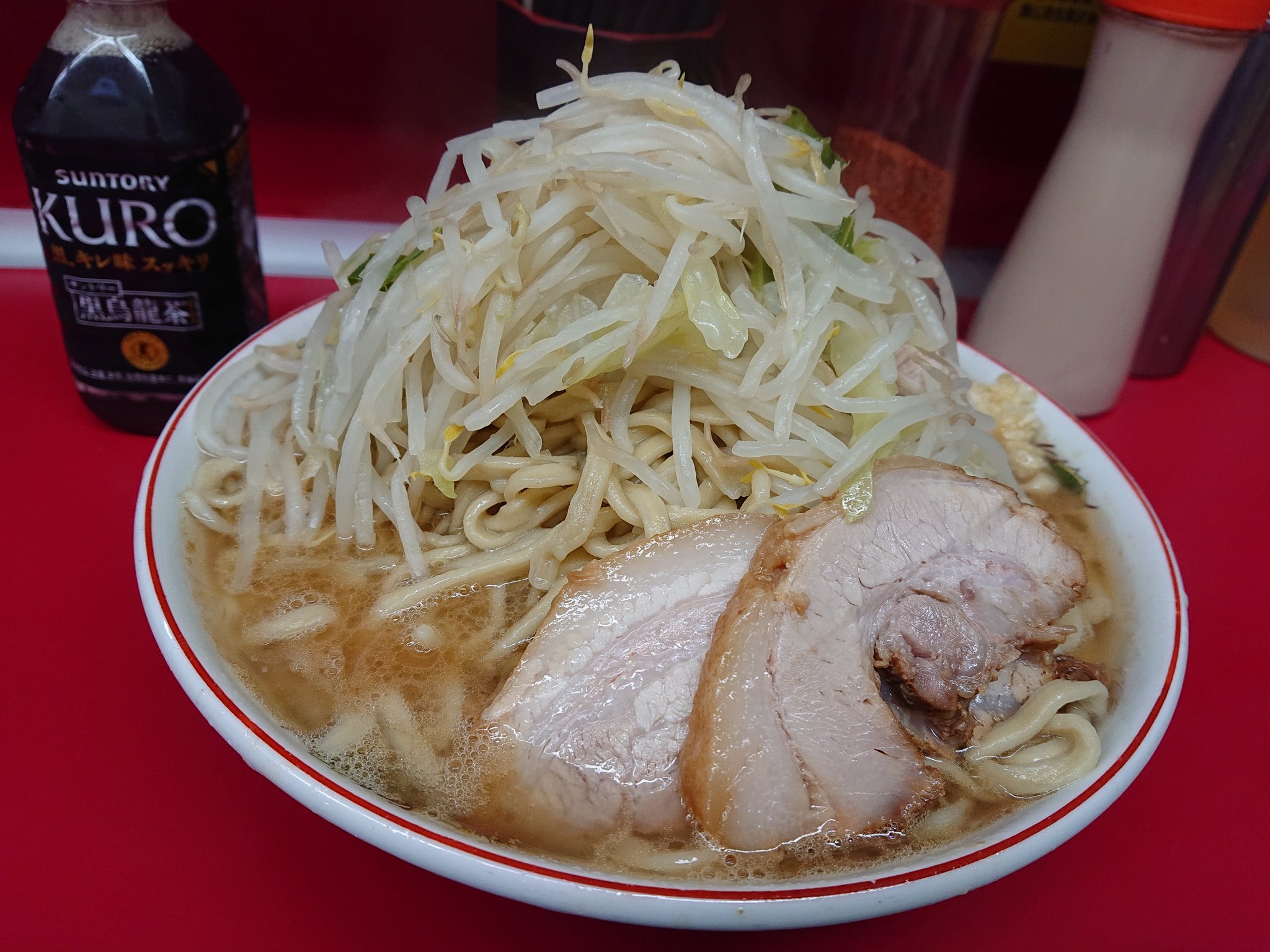 しちじゅん ラーメン二郎 湘南藤沢店 久しぶりのホーム 麺あげヒロさん 助手ガクちゃん 前のカップルが麺少なめと半分コールだったので戦々恐々でしたが案の定ぶちこまれましたようです レギュラーニンニク少なめ ホームが１番緊張します ですが