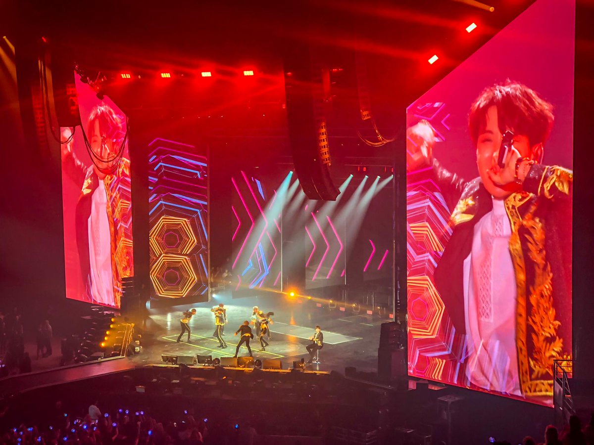 Après un 1er concert phénomène #BTSinParis, incroyable d'énergie et des fans avec un engouement fou, <a href="/AccorH_Arena/">AccorH_Arena</a> prêt pour ce soir !