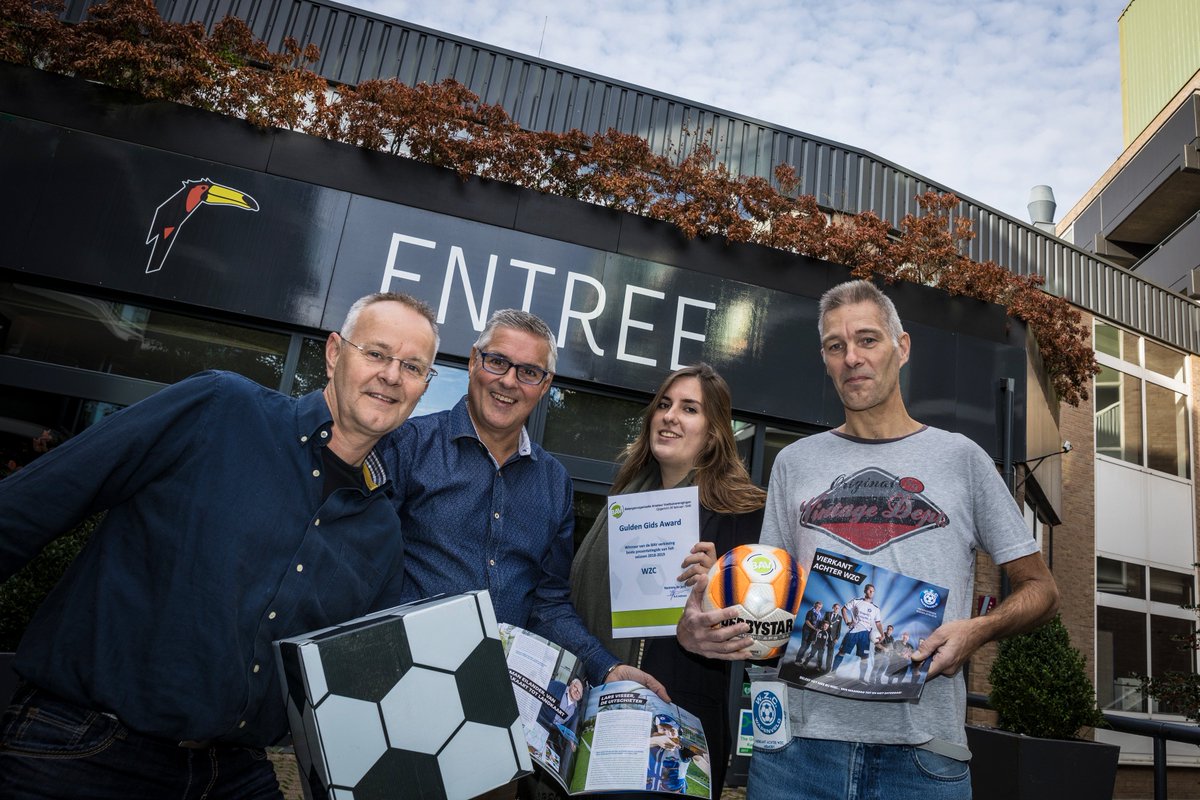 Nederlands beste voetbal-presentatiegids komt dit jaar uit….WAPENVELD!  De Gulden Gids Awards, de jaarlijkse prijs voor beste presentatiegids in het amateurvoetbal.  Vanochtend in Leusden met een deel van de redactie van de gids de prijs opgehaald.