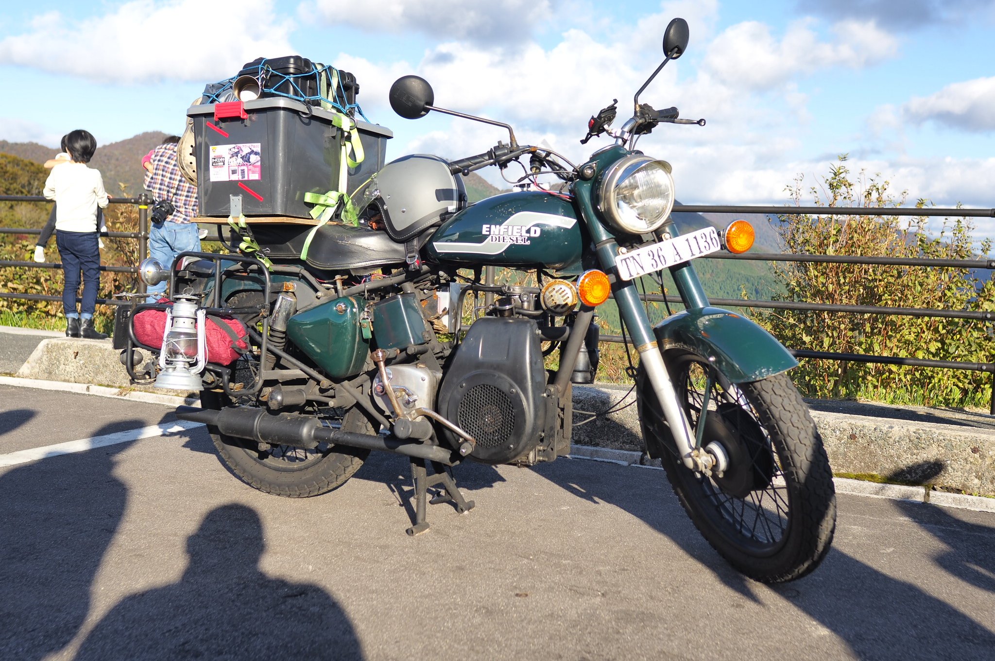 ゴラァ B King フォレスター鈴菌末期 ツーリング先でめちゃくちゃ黒煙吐いて走ってるバイクがいたから友人達と まさかディーゼルエンジンだったりしてwww とか冗談言ってたら本当にディーゼルエンジンだった なんかすごく貴重なモノを見た気がする