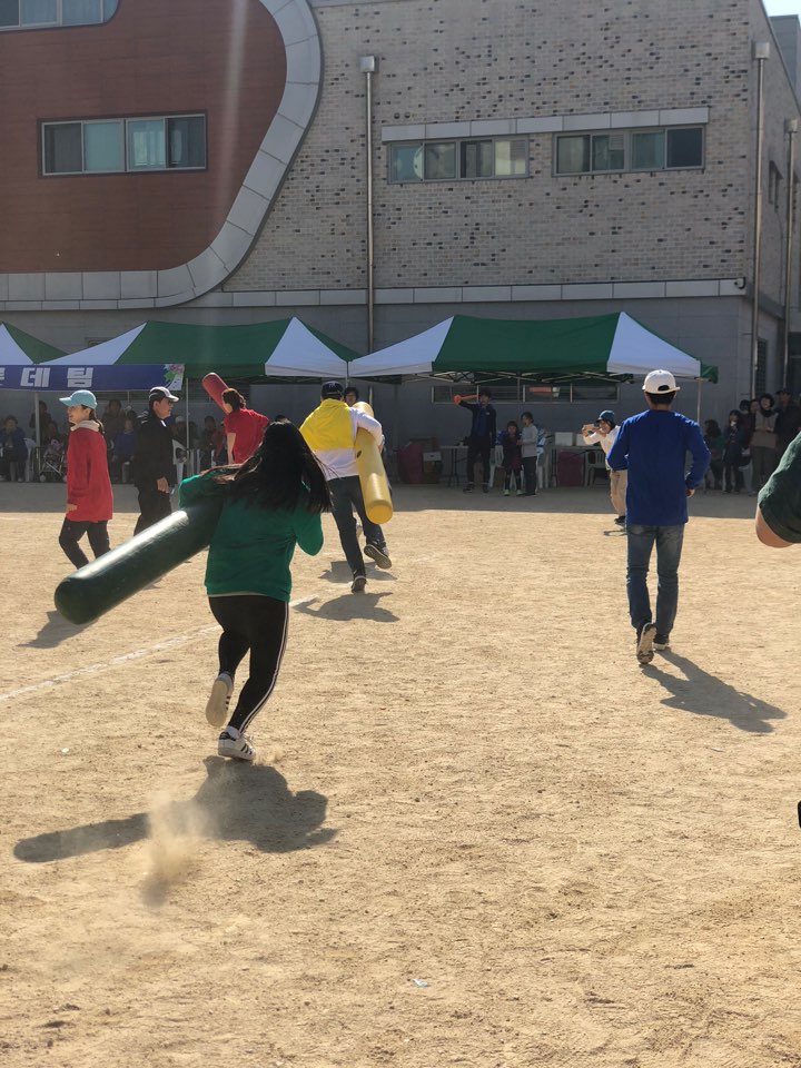 [수내2동 시민체육대회 성황리에 개최!!]

오늘은 수내2동 체육대회날!
10월 맑은 햇살 비치는 운동장에 주민들이 뭉쳤습니다^^

한바탕 웃고 떠들던 시간을 보내며
모두가 한마을 주민이고 이웃이라는 사실을 다시금 확인하게 됩니다^^

여기는 이웃의 정이 살아있는 수내2동입니다~

#성남시