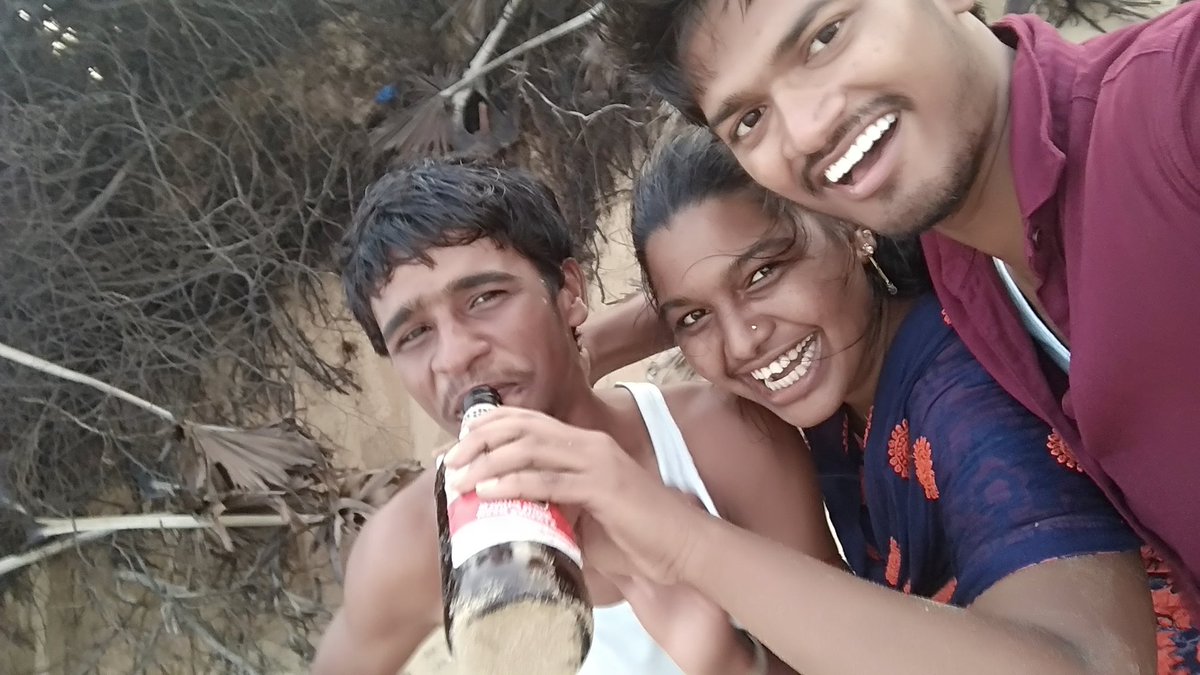 simhapuriboys's tweet image. #MyYaari  Bear bottle contains Sea water😜. Maa pottodi chetha vatini balavanthamga thagipisthunnam.😹😹 #Venu #Jasmin