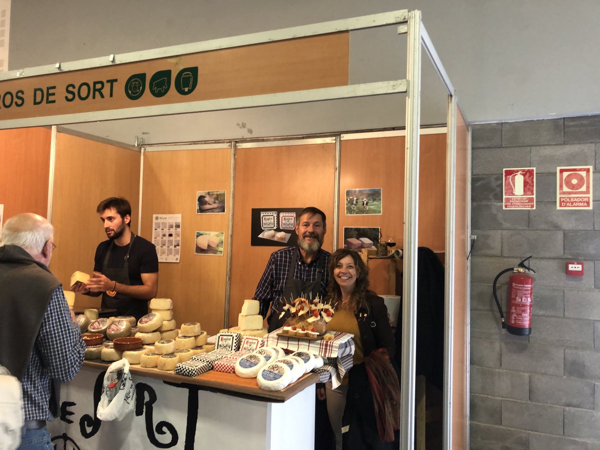 immagallardo's tweet image. Tot acompanyant l’HC Chacón i l’alcalde Albert Batalla  a la inauguració de la #FiraStErmengol #LaSeu  i molt contenta de trobar-me amb la representació pallaresa  @casamateusurp #trosdesort #laPeçadAltron
#OrgulldePirineu
#moltmesqueformatges