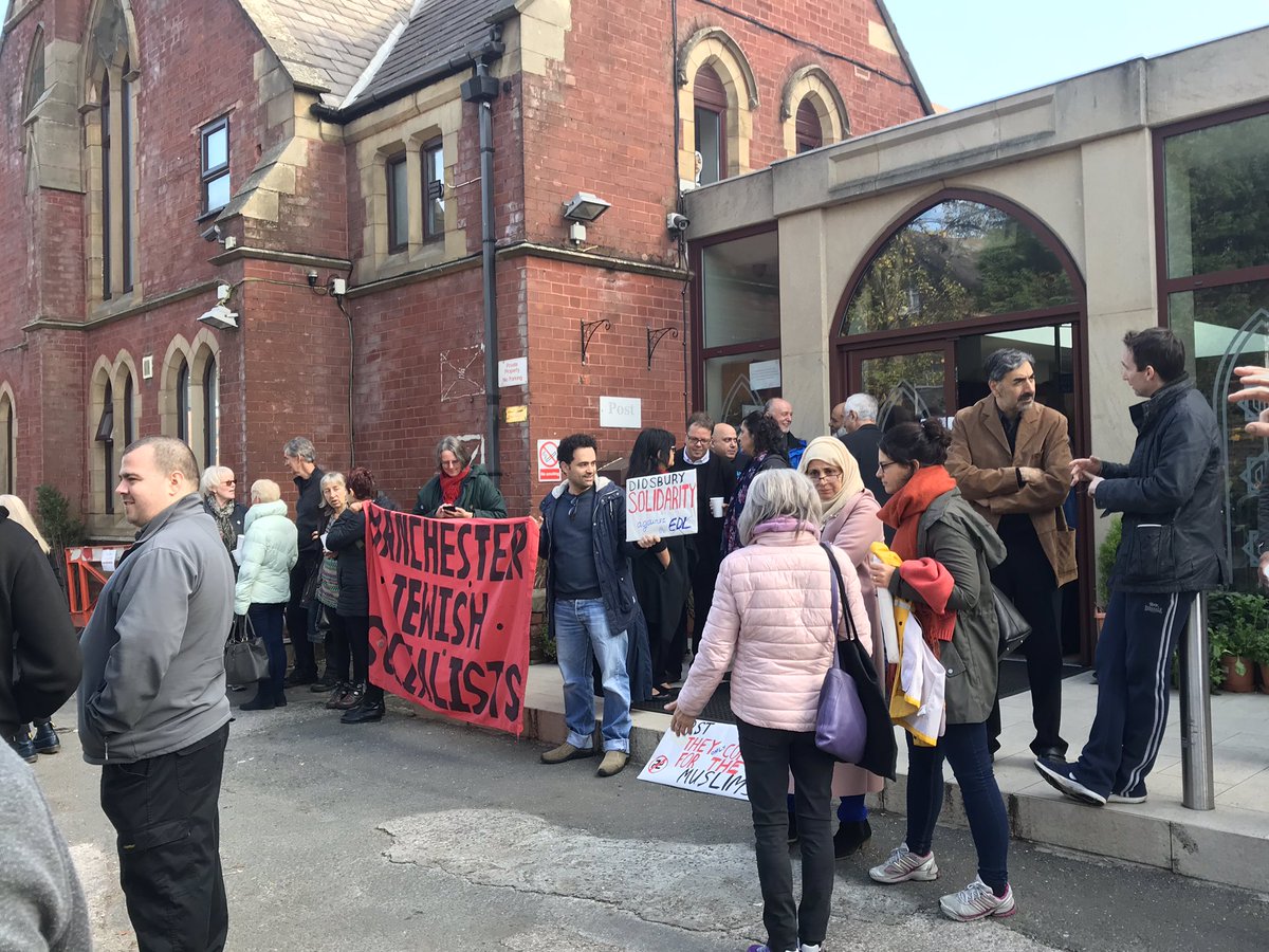 Peaceful vigil in solidarity with @didsburymosque against possible attacks from EDL