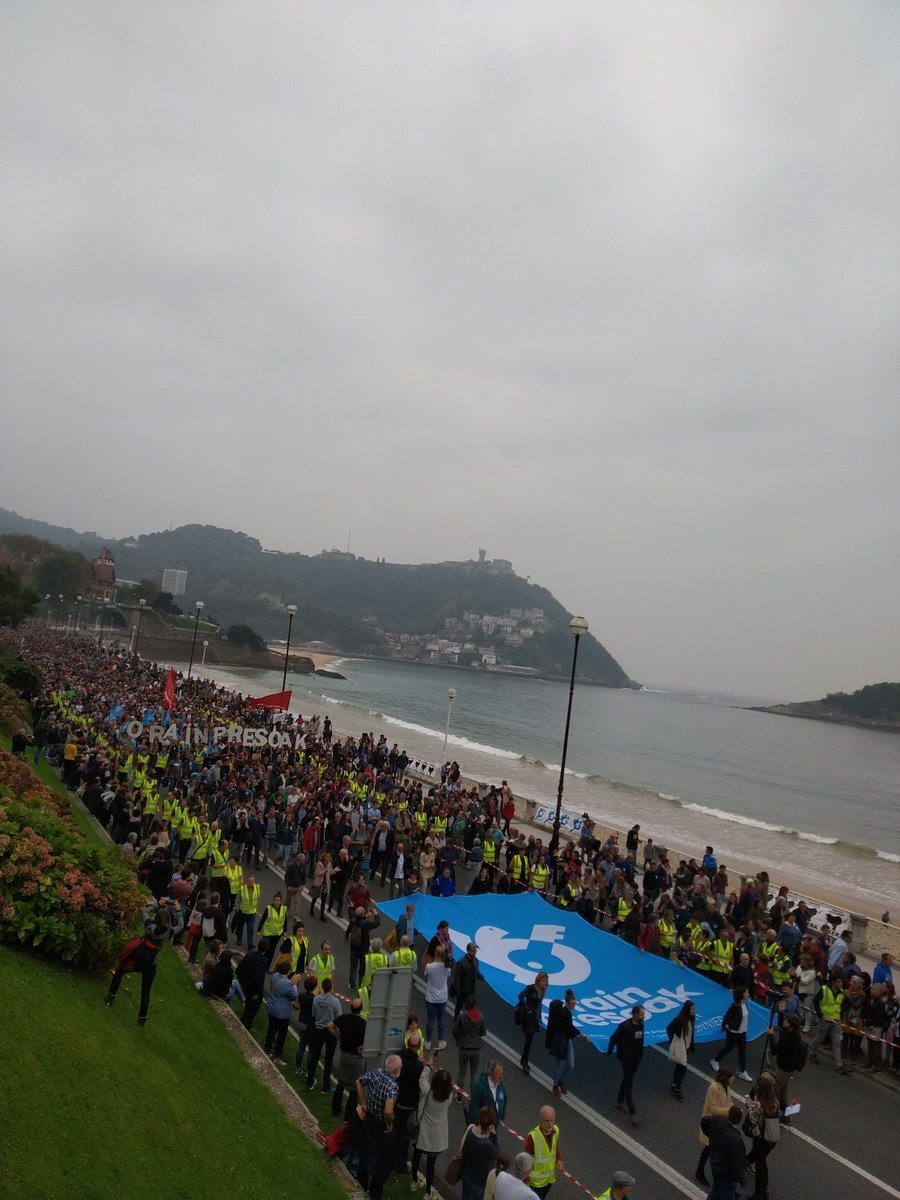 albertmercade's tweet photo. 37.000 persones es manifesten a Donostia per reclamar als governs espanyol i francès avenços en política penitenciària. És la manifestació més multitudinària dels darrers anys a Donostia. #OrainPresoak https://t.co/Z6UUejnk7h