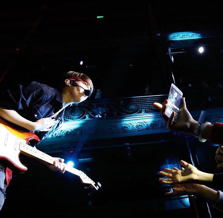 WeAreLights_Ar's tweet photo. ¿Qué preferís?

RT - Ir al concierto de tu ídolo 🎸
FAV - Sacarte una foto con tu ídolo 📸

¡En We Are Lights podes hacer las dos! Sacá tus entradas en https://t.co/FuXYJYEqFS 🧡 https://t.co/xsmhHnq8Nd
