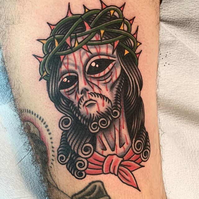 idlehandsf's tweet image. Alien Jeez man for Marcos yesterday @idlehandsf 🤙🏻 TODAY (Saturday oct 20th) I will be taking walk ups at the @bayareatattooconvention so show up and choose from hundreds of designs like this one.  #bayareatattooconvention #alienjesus #rosskjones #idlehandsf
