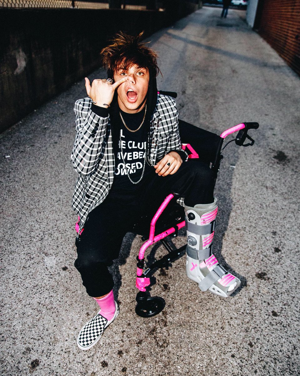 yungblud's tweet image. they see me rollin ... #mobamba