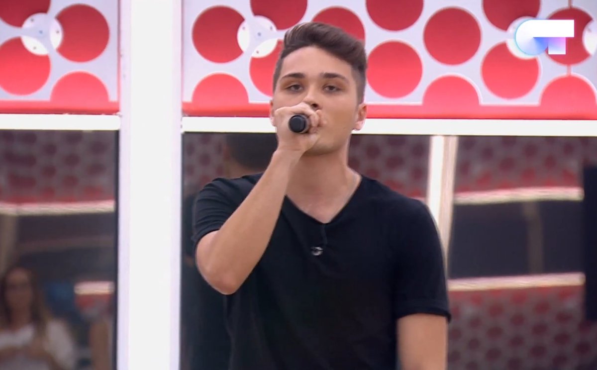 tiaraverde's tweet photo. Sabela ha estado extraordinaria, total, sublime... en la canciรณn de "Volar" #OTDirecto20OCT #or2018 @sabelaot2018 wowwwww https://t.co/0JLHFPiWTf