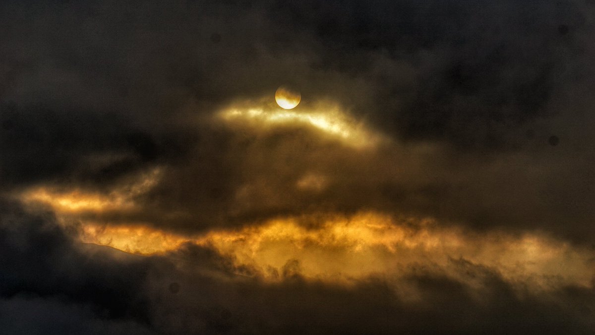 Bazen güneşi bulutlardan kaçmaya çalışırken görürüz.#Ordu #bulut #güneş ##yayla #doğa #aniyakala #benimgözümden #gunungalerisi #photography #fotografheryerde #oan #turkey #birdakika #benimgozumden