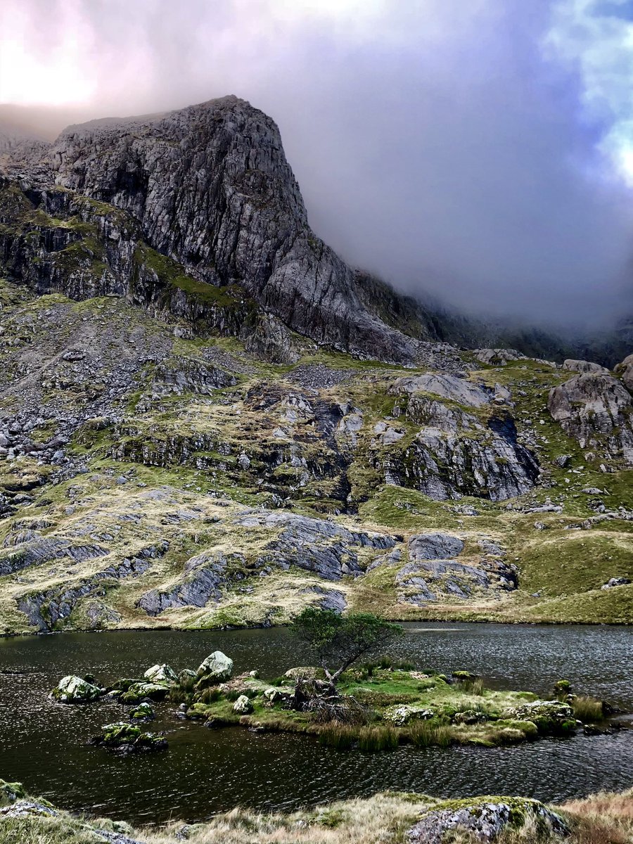 philcollierMI's tweet photo. Stunning landscape. Hadn’t done Clogwyn Y Person Arête before. Brilliant day out #Snowdonia #mountains #mountainInstructor https://t.co/vyPwNK7J3C
