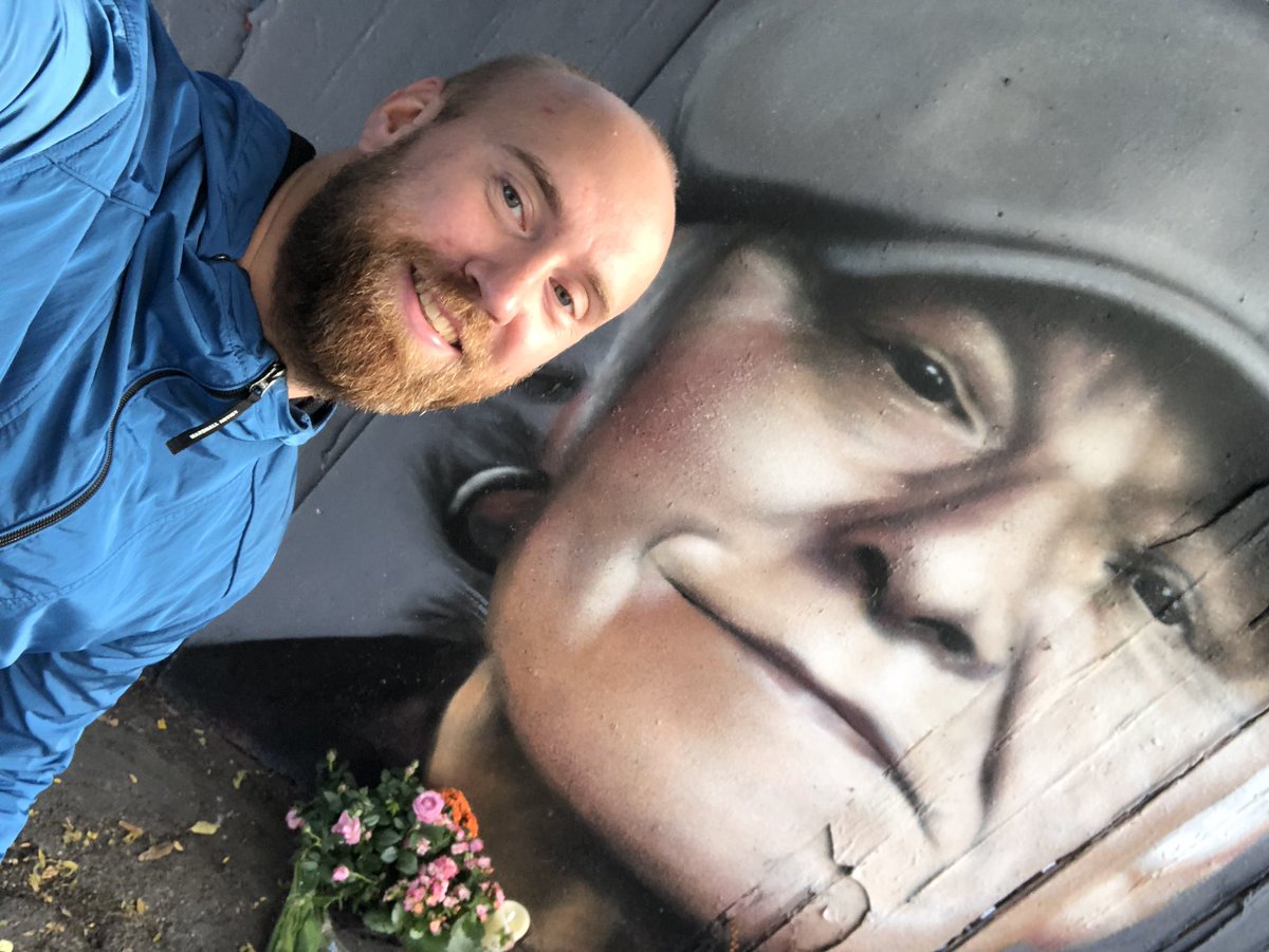VStallmastare's tweet photo. Firar dagens vinst med Kim i byen som ingenting! #MidtOmNatten https://t.co/JTrsuEDbt4