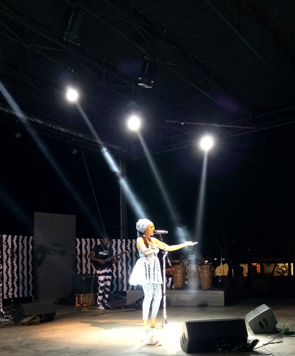 IFTogo's tweet photo. Le concert live #assida d'Otoufo ce vendredi 19 octobre à l'@IFTogo. Ses sons de bouteilles ou de castagnettes, l'artiste a su peindre chaque chanson des couleurs de l'Afrique, pour un voyage musical et émotionnel que les participants à cette soirée n'oublieront pas de si tôt. https://t.co/x3pN9NaSqd