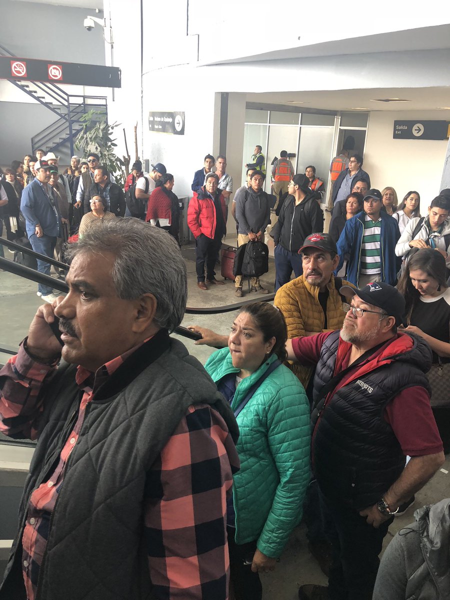 Así nos tiene <a href="/viajaVolaris/">Volaris</a> #volaris es pésimo