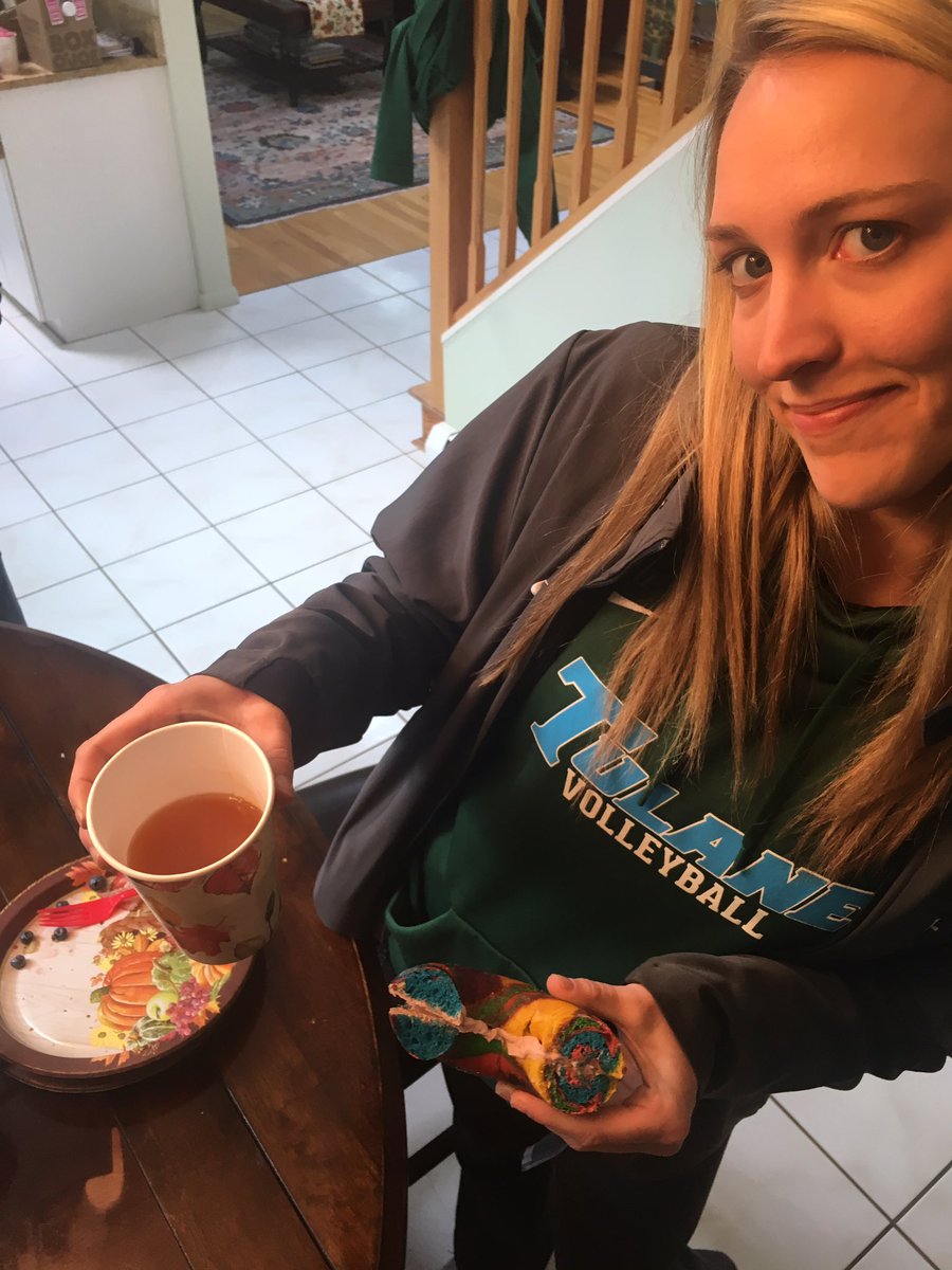 bruffthoughts's tweet image. Oh no! Looks like the grille needs to step up in the seasonal food department!! Tuvb is being treated to the nicer things in life. #rainbowbagel #hot #applecider #justfallthings #justgirlythings #Competition #MOTIVATION #nevergiveup #hustle