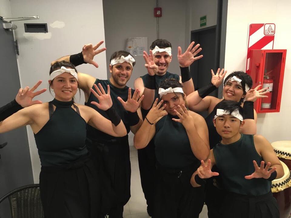 shinzuidaiko's tweet photo. ¡FELICES 8 AÑOS A NOSOTROS!
Tras el show de ayer hicimos una cena junto a varios ex integrantes del grupo en celebración del octavo aniversario de aquella primera práctica de Shinzui Daiko en Nichia Gakuin.
¡Gracias a todos los que nos acompañaron en estos 8 años! #taiko #Bday 💚 https://t.co/2aMBjEMgmg