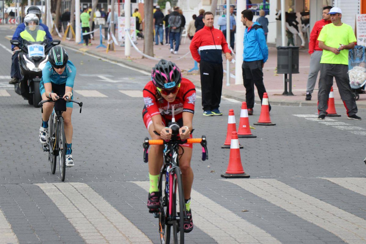 Patricia Soriano sigue peleando en el medio Ironman de ICAN Gandía.

Vamos campeona!!!