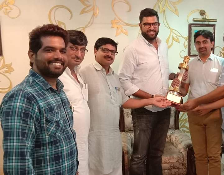 gujjar_inld's tweet photo. सनफ्लैश मल्टीसपैशलिशट हस्पताल की संस्था ने दिग्विजय चौटाला के संघर्शील जीवन से प्रभावित होकर उन्हे सम्मानित किया।। https://t.co/0mGalEIdL6