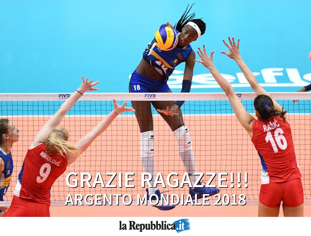 repubblica's tweet photo. Le azzurre del volley si arrendono alla Serbia solo nel tie break, dopo una partita tiratissima #VolleyMondiali18 #ItaliaSerbia #volley @Federvolley #volleyballWCHs #LaNazionale #ragazzeterribili https://t.co/4LaZHaBbOx