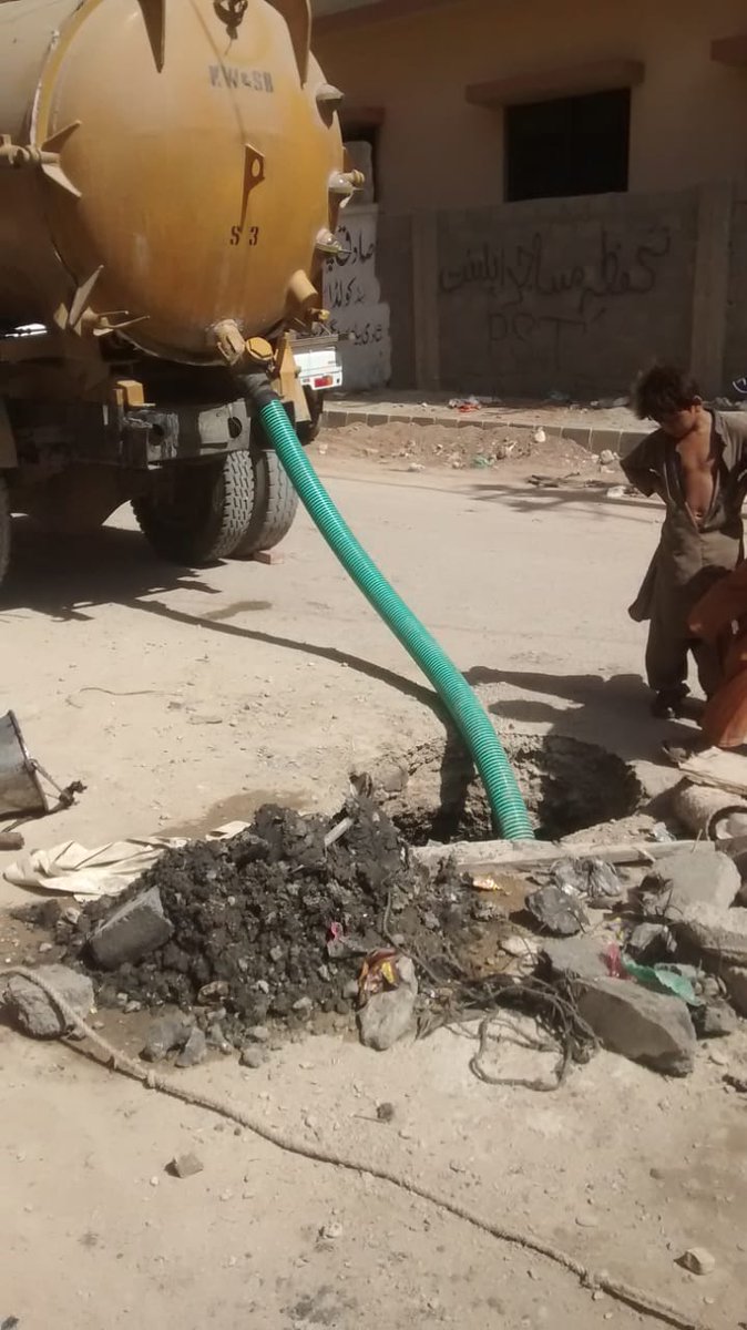 SAmmarAbbasN's tweet photo. On the instructions of Chairman @DMCCENTRALINFO @MRehanHashmi sewerage water line cleaning working at #UC29 water pump. https://t.co/PQjMuDbVm9