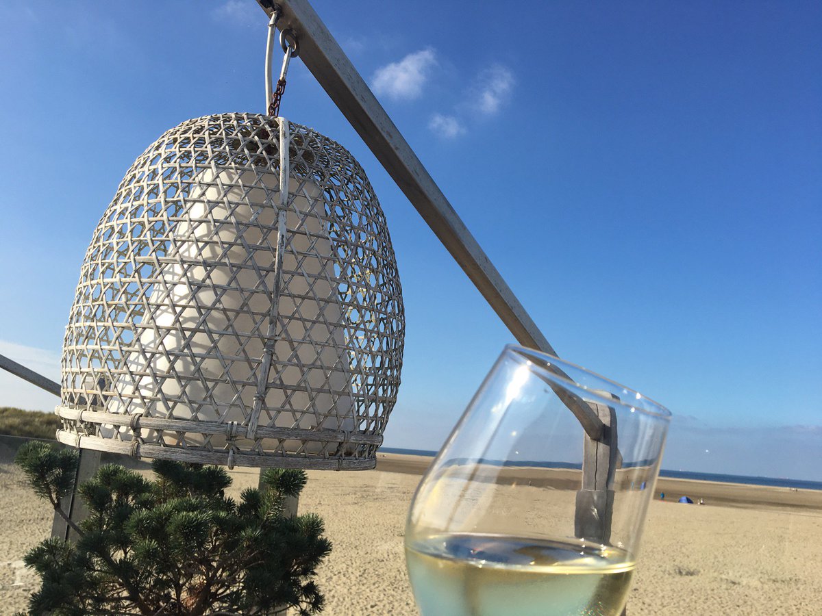 🍸😎 (@ Strandpaviljoen Paal 10 in Ouddorp, Zuid-Holland w/ <a href="/mirjambeb/">Mirjam v Bebberen</a> @henkravenschot) swarmapp.com/c/81WAvDePMZH