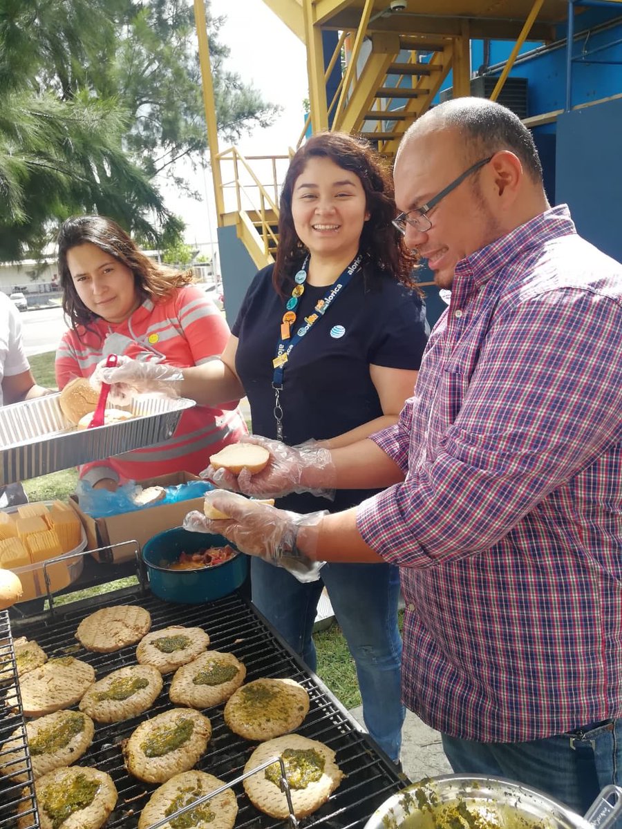 GmaCampus's tweet photo. BBQ DAY! 🍔 The Team builder with al the agents and staff members #FunAtWork #CoolEnvironment #BBQDay #DeliciousFood @ATTDonaldShaw @Rafa_mn8 @JoseSan89280533 https://t.co/UGm1C7IcVz