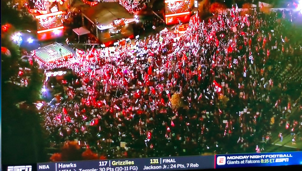 CougfanCOM's tweet image. As thousands of #GoCougs fans sing "We always find our way back home" in unison for @CollegeGameDay's fly-cam, Rece Davis proclaims: "If that doesn't send chills up your spine, you probably don't have a spine ... what a scene here."