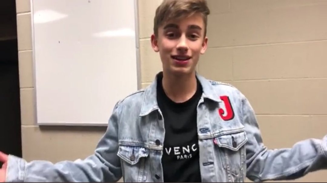 johnnyolife8's tweet photo. I want it ๐โค๏ธ #lastsummerjacket @johnnyorlando https://t.co/VFkTO0n76t