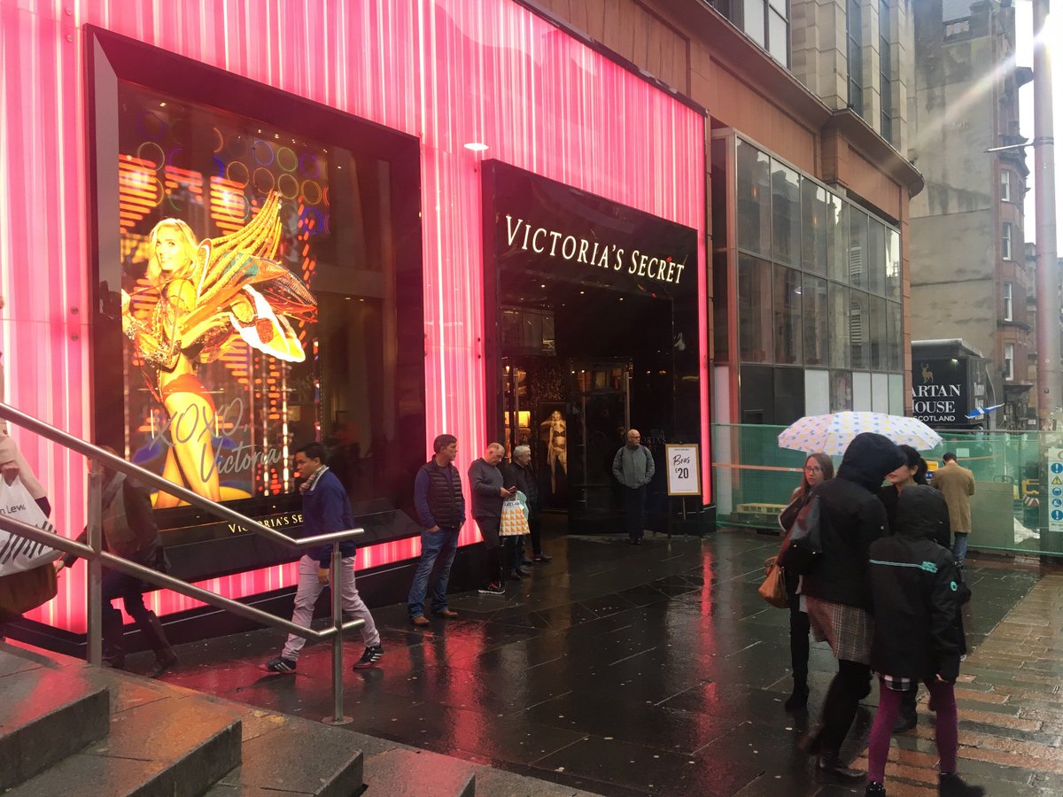 macarthurboyd's tweet image. all the old guys standing outside victoria secret like AM NO FUCKIN GOING IN THERE