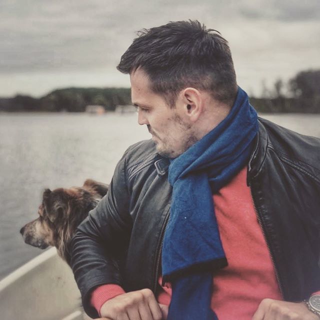 Knickohr's tweet photo. Rudern mit Hund ❤️ Schon mal probiert? Nach langen Wochen/Monaten des Trubels haben wir heute und noch das ganze Wochenende endlich mal wieder Zeit nur für uns. Daher fasse ich mich kurz und wünsche allen Knickohren ein schönes Wochenende. 👋 Herzlich… https://t.co/vBkFDD2V5z https://t.co/ntUu78y3Zo