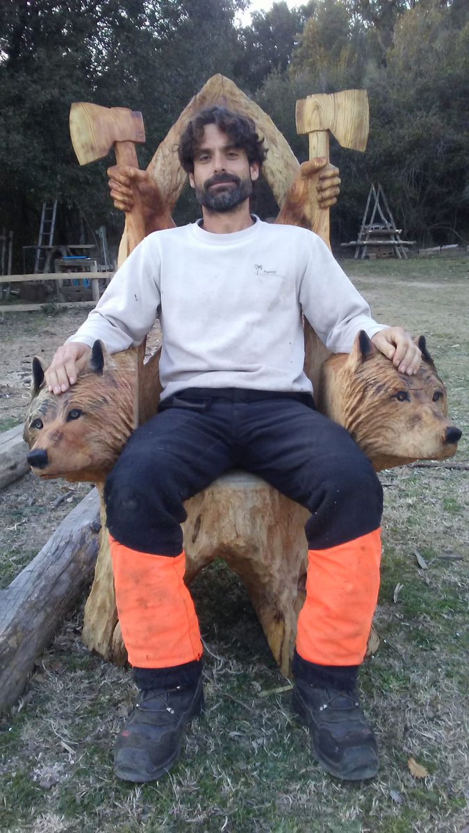 Aquesta tarda, sobre les 16h, Javier Gisbert Andrés, participant del 1r Concurs Internacional de Motoserristes a Catalunya s'ha ofert per fer una demostració de talla en fusta a l'escenari de <a href="/FiraBiomassa/">Fira de Biomassa</a> a Vic.