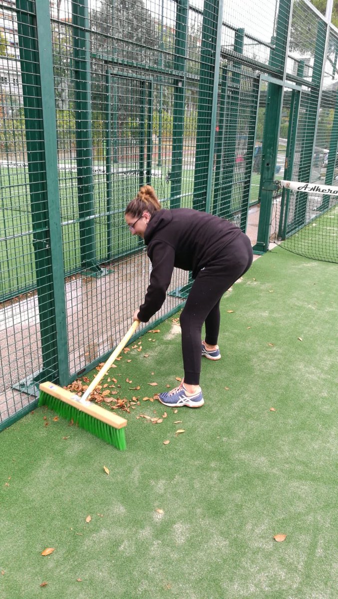 CDPC77's tweet image. Un poco de 🌧....
No va a parar a @ParquePadel !
La brigada de limpieza ya está en marcha para dejar de nuevo a punto la pista y en 30 min Seguir jugando!