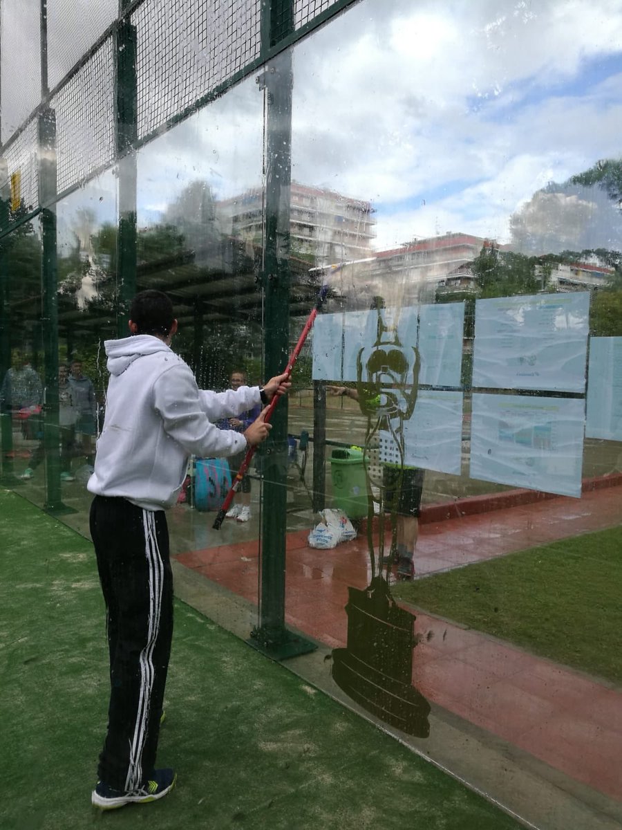CDPC77's tweet image. Un poco de 🌧....
No va a parar a @ParquePadel !
La brigada de limpieza ya está en marcha para dejar de nuevo a punto la pista y en 30 min Seguir jugando!