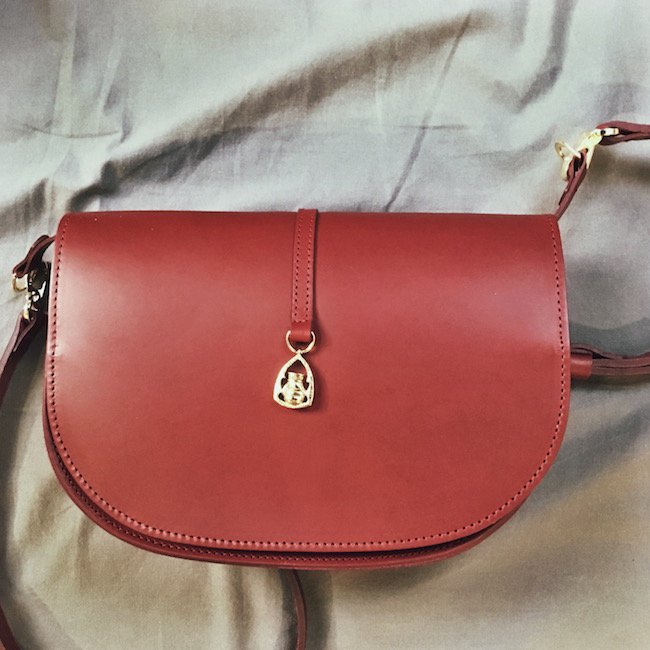 NEW POST |
Mon nouvel intemporel, bien coupé, au cuir bien lisse, vient de l'autre côté de la Manche ! <a href="/YBDfashion/">Young Brit Designers</a> <a href="/paradiserowldn/">Paradise Row London</a> sliceoffashionlife.fr/2018/10/coup-d…