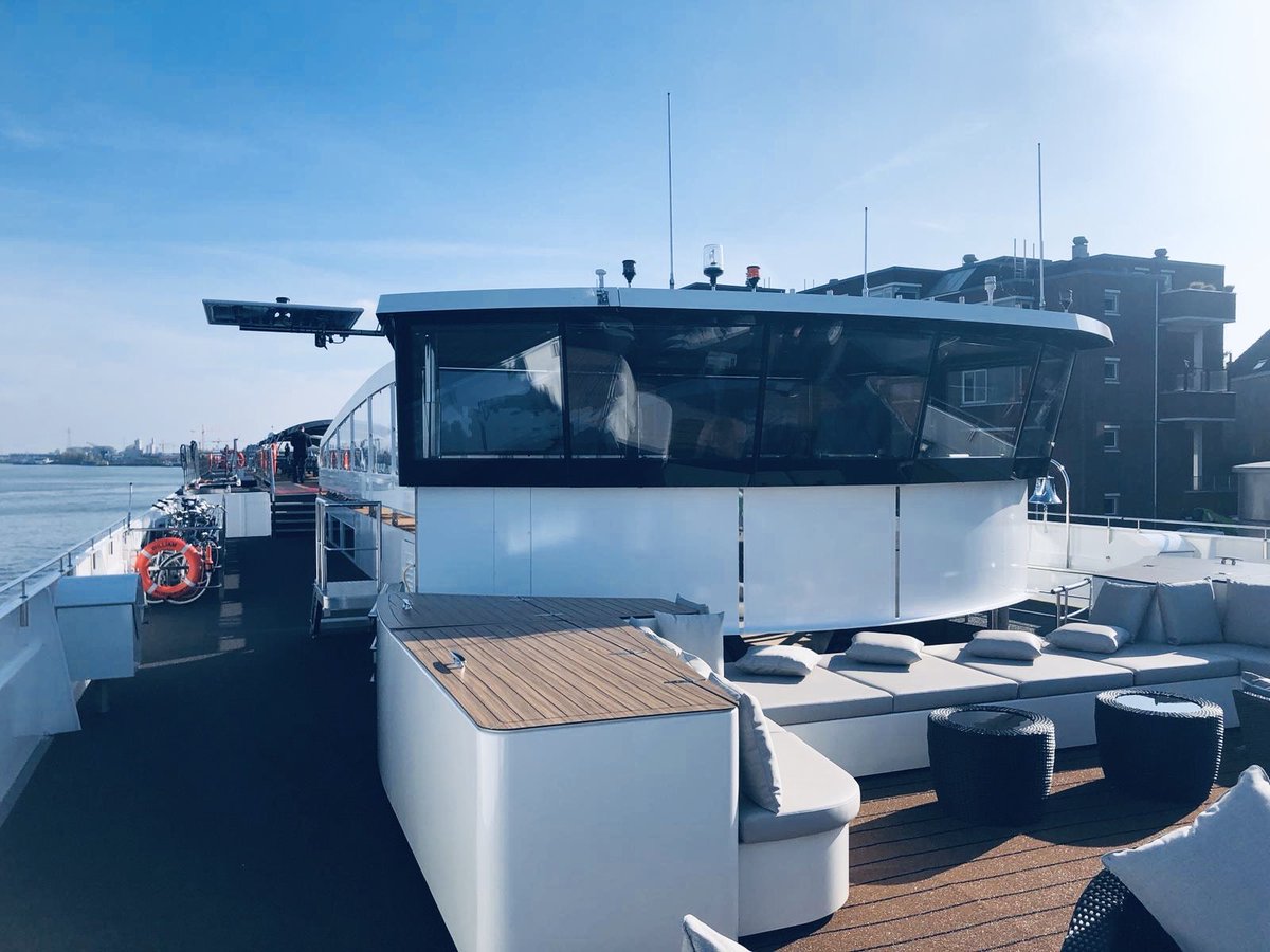 Shipping_Tech's tweet image. Het 2e schip is aangesloten op de blackbox van Shipping Technology. Gisteren met het ST team bij de opening van het schip William Wordsworth van Scylla AG. Mega dank voor het vertouwen Robert Reitsma en wat een geweldig schip! #bigdata #artificialintelligence #proud #50moretogo