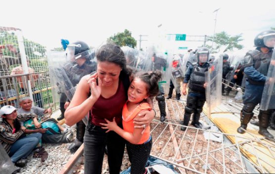 carolina_rocha_'s tweet photo. Anoche en un acto de campaña, Trump, agradeció a México por recibir con toletes y escudos a la 'gente mala' que quiere llegar a Estados Unidos.

Aquí las fotos de los 'malos' y 'violentos'... https://t.co/mIZ0l3GfXS