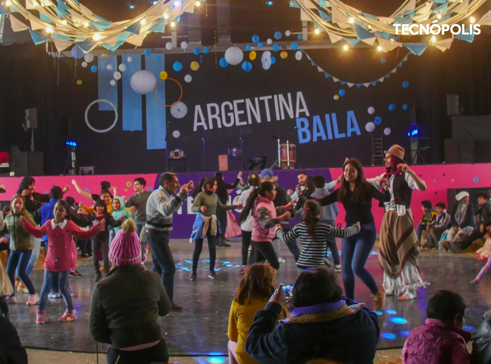 TecnopolisArg's tweet photo. ¡A partir de las 12h acercate a #Tecnópolis para vivir la última jornada de la #Peña de @Argentina_Baila! 💃
Cerramos el 2018 con clases de folklore, música en vivo y el show del #BalletFederal y #BalletLaRebelion.👏 ¡Vení a bailar!
+ info: https://t.co/SdiJXl2G0V https://t.co/3mdYjyDlH4