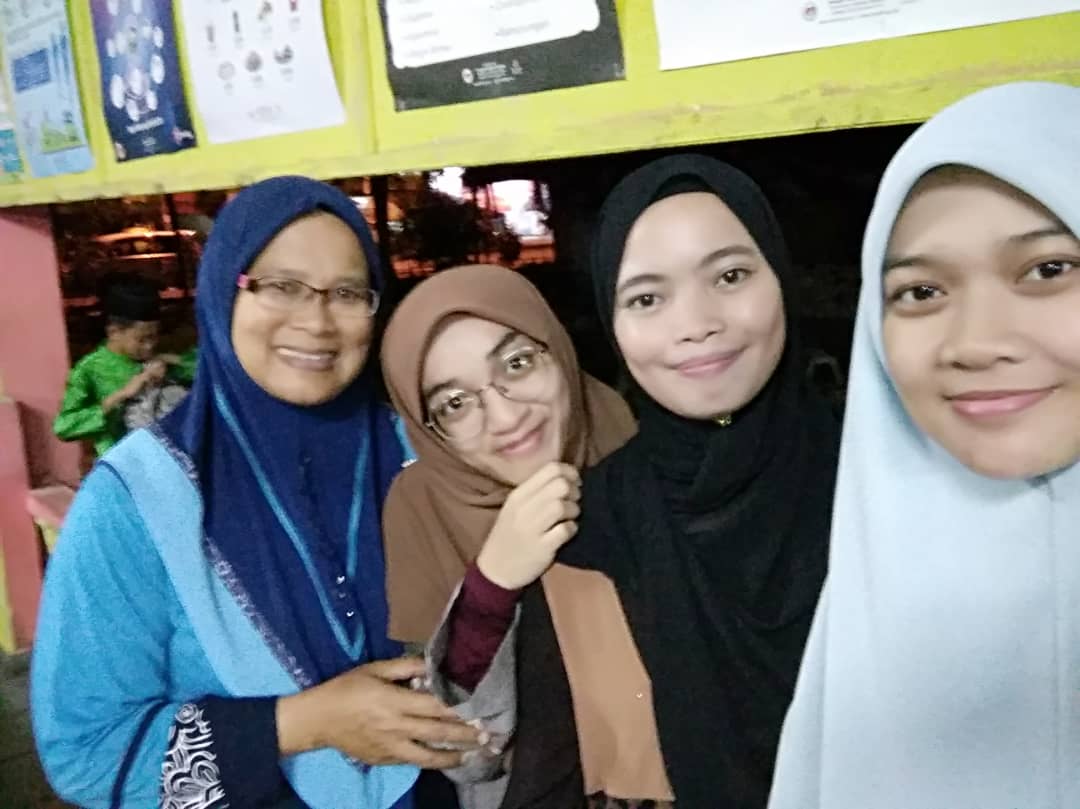 lynnete_96's tweet photo. haha will be memories bila dah balik sarawak nnt .. hormat agama lain tak salahkan .. walau mcm tak sabar jak mau free hair malam tu hahha with guru pembimbing or ibu kedua semasa prktikal, luv u akak syg😘😘#jgnkecamhaha https://t.co/l84RZ0uqVi