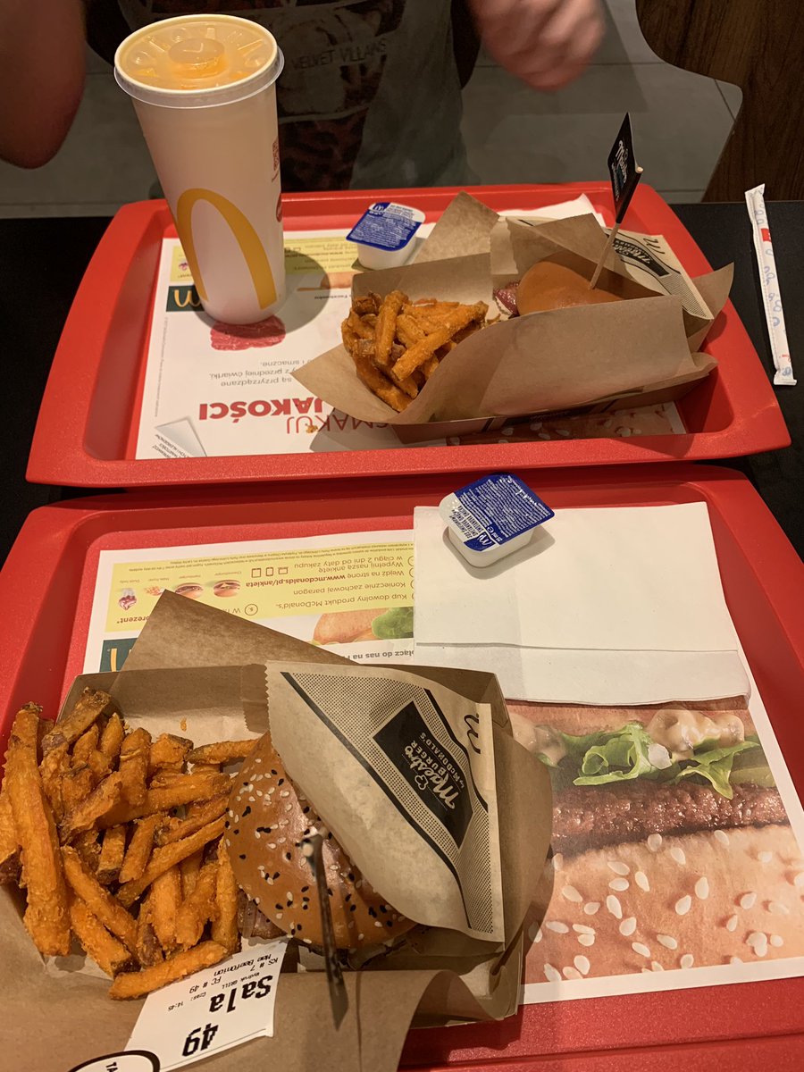 MagdaDlugosh's tweet photo. Lanczyk z Młodym 😍😍😍😋😋😋 #cheatmeal #LotniskoChopina #bataty https://t.co/6FnZNKyDse